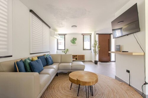 3 BR + 2 BR Fast WIFI Full Kitchen Backup Light
