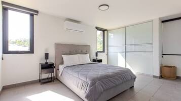 Desk, iron/ironing board, WiFi, bed sheets
