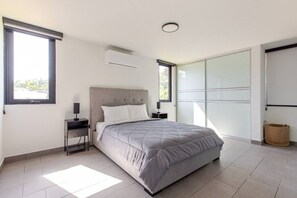 Desk, iron/ironing board, WiFi, bed sheets