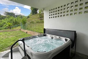Outdoor spa tub - 3 BR + 2 BR Fast WIFI Full Kitchen Backup Light (Mayagüez)