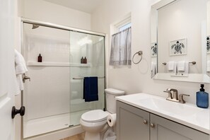 Hair dryer, towels, soap, shampoo - Modern Studio for 2 Near La Jolla, UCSD & More! (San Diego)