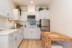 Fridge, microwave, stovetop, coffee/tea maker - Modern Studio for 2 Near La Jolla, UCSD & More! (San Diego)