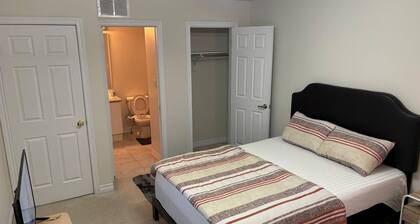Room-ensuite Room in 3 Bedroom Townhouse