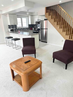 Room, 1 Bedroom | Living room - Room-ensuite Room in 3 Bedroom Townhouse (Brampton)