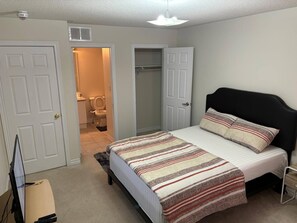 Room - Room-ensuite Room in 3 Bedroom Townhouse (Brampton)