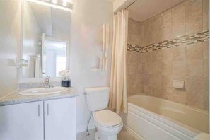 Room, 1 Bedroom | Bathroom - Room-ensuite Room in 3 Bedroom Townhouse (Brampton)