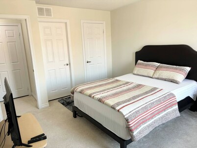 Room-ensuite Room in 3 Bedroom Townhouse