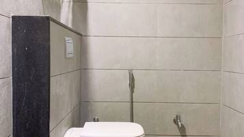 Deluxe Double Room | Bathroom | Shower, free toiletries, towels, soap