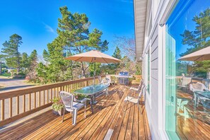 Outdoor dining - NEW! Hot Tub, Pool Table, BBQ Grill (Reel) (Ocean Park)