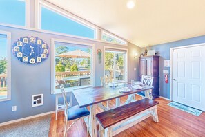 Dining - NEW! Hot Tub, Pool Table, BBQ Grill (Reel) (Ocean Park)