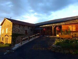 Exterior - Guest Room 'Le Ranch' with Mountain View, Shared Garden and Wi-Fi (Lafarre)