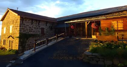 Bed & Breakfast „Chambre Eglantine“ mit Bergblick, Gemeinschaftsgarten und WLAN