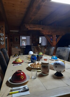Dining - Bed and Breakfast 'Chambre Pensée Sauvage' with Mountain View, Shared Garden and Wi-Fi (Lafarre)
