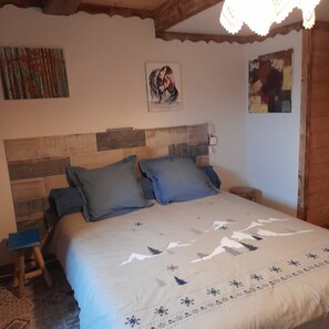 1 bedroom, WiFi, bed sheets - Bed and Breakfast 'Chambre Pensée Sauvage' with Mountain View, Shared Garden and Wi-Fi (Lafarre)