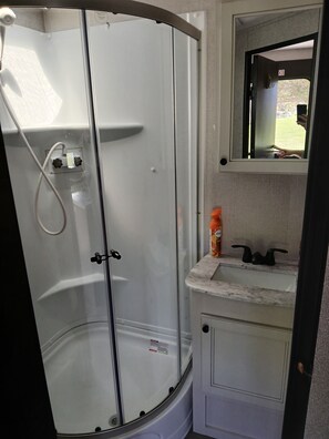Shower, hair dryer, towels, soap - Experience Camping without the hassle but all amenities! (Huntingdon)