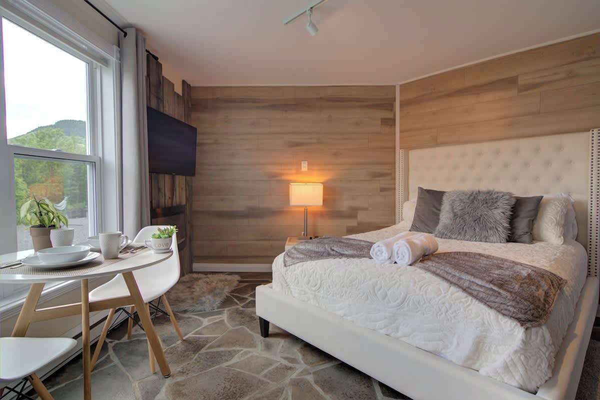Tabla de planchar con plancha, cuna de viaje, wifi y ropa de cama 