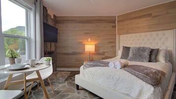 Tabla de planchar con plancha, cuna de viaje, wifi y ropa de cama