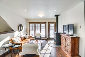 TV, books, stereo - Dog-Friendly Whitefish Retreat Near Lake & Ski (Whitefish)