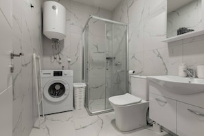 Apartment, 1 Bedroom, Balcony | Bathroom