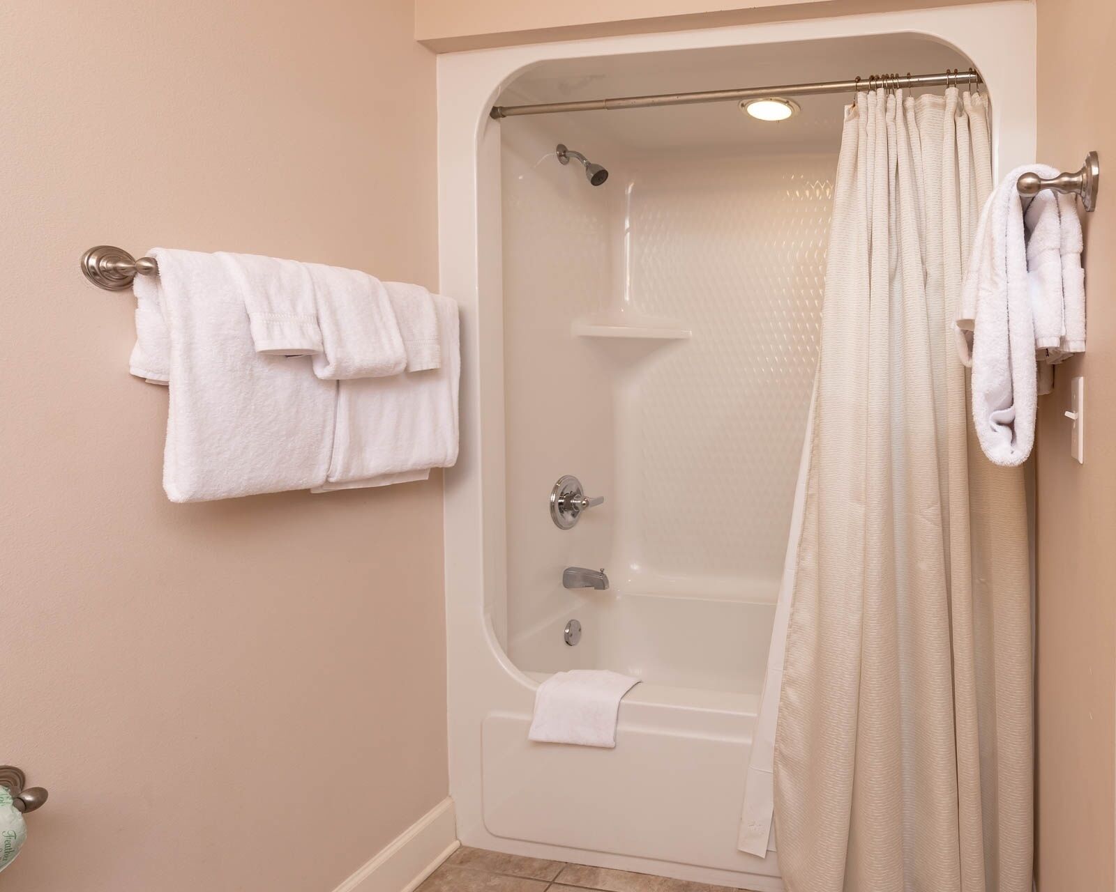 Un baño con ducha, bañera y retrete.