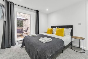 Room - K-Suites - Modern Seaside Apartment in Weston-super-Mare – Steps away from Beach & Attractions (Weston-Super-Mare)