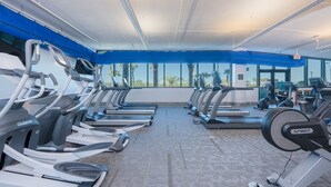 Ett gym med flera löpband, crosstrainers och en motionscykel.