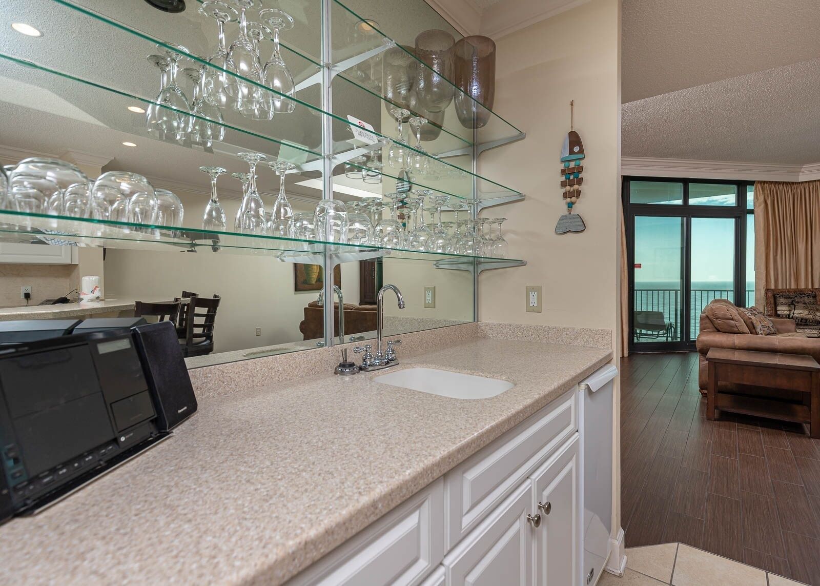 Una cocina moderna con una vinoteca de cristal, un espejo grande y un comedor con vistas.