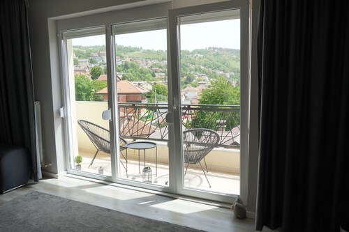 Spacious 3-bedroom apartment in Sarajevo-free parking