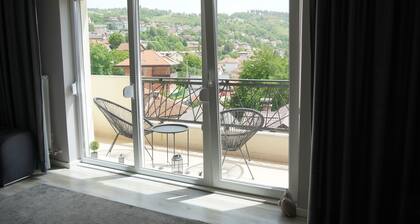 Spacious 3-bedroom apartment in Sarajevo-free parking