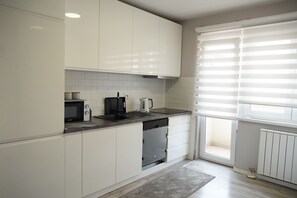Een microgolfoven, een oven, een vaatwasser