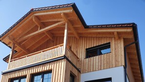 Un edificio moderno de varios pisos con paneles de madera y ventanas grandes.