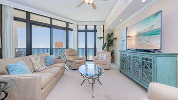 Condo, 3 quartos | Área de estar