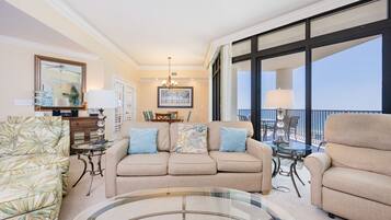 Condo, 3 quartos | Área de estar