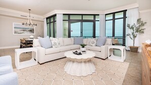 Condo, 3 phòng ngủ | Khu phòng khách