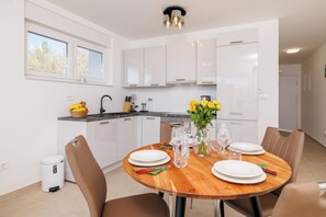 Fridge, oven, stovetop, dishwasher - Moderne Ferienwohnung mit Meerblick, überdachter Terrasse & Whirlpool (Dramalj)