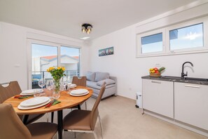 Dining - Moderne Ferienwohnung mit Meerblick, überdachter Terrasse & Whirlpool (Dramalj)