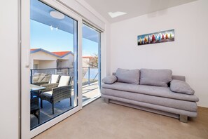 TV - Moderne Ferienwohnung mit Meerblick, überdachter Terrasse & Whirlpool (Dramalj)