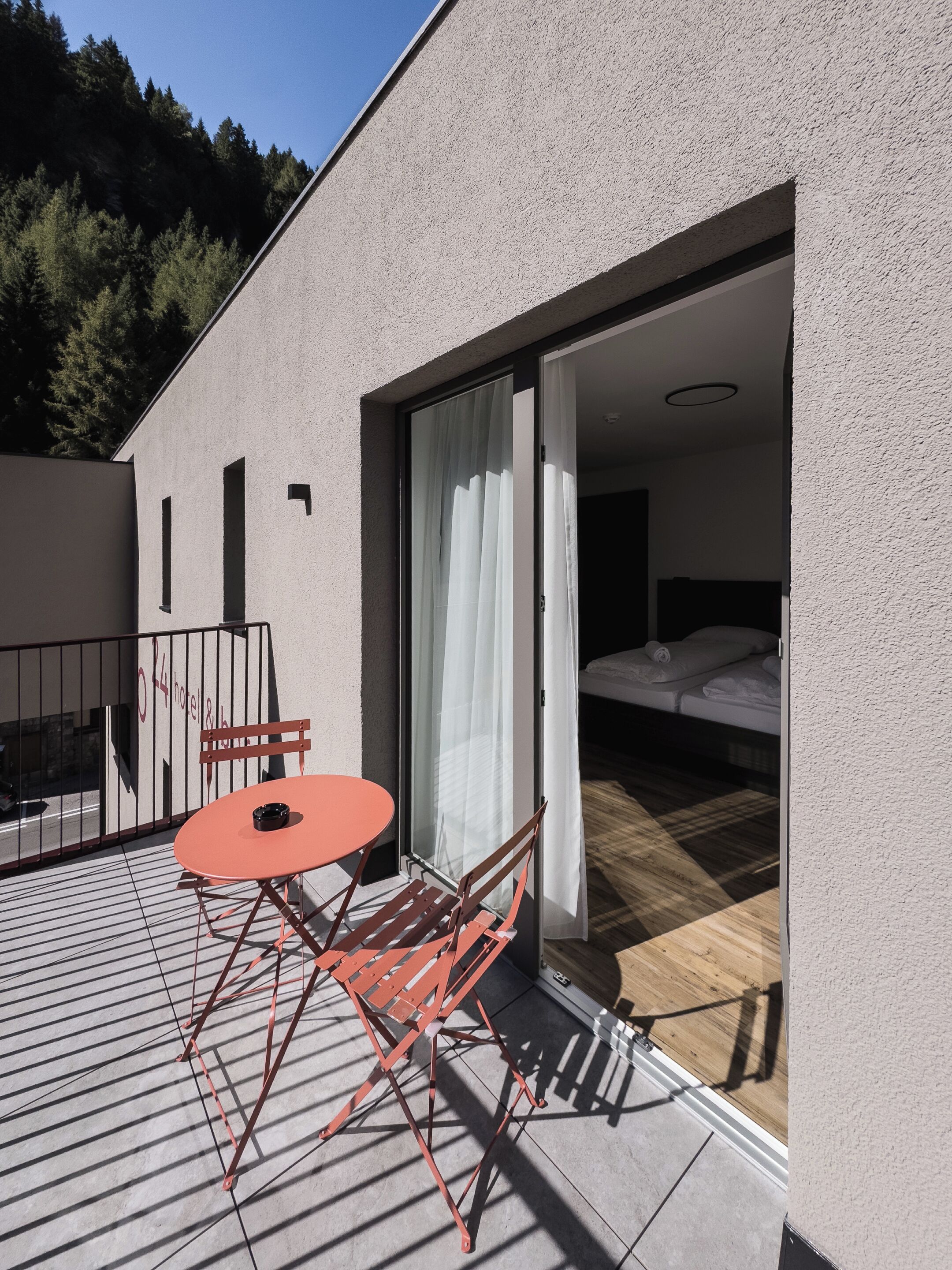 Basic-Doppel- oder -Zweibettzimmer, Bergblick | Speisen im Freien