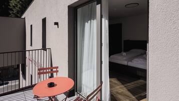 Basic-Doppel- oder -Zweibettzimmer, Bergblick | Speisen im Freien