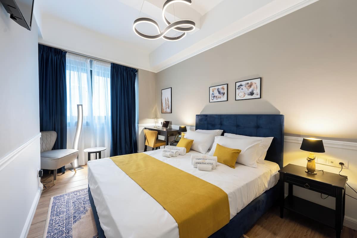 Deluxe Room with Balcony & Hot Tub | Két bảo mật tại phòng, màn/rèm cản sáng, bàn ủi/dụng cụ ủi quần áo 