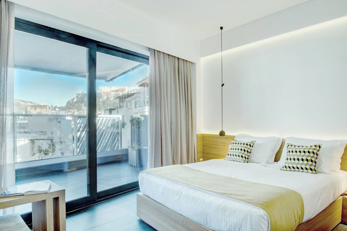 Noble Suite with Panoramic View | Két bảo mật tại phòng, màn/rèm cản sáng, bàn ủi/dụng cụ ủi quần áo 