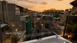 Un jacuzzi con vista a la ciudad al atardecer.