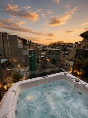 A hot tub with a cityscape view at sunset. - Amaris Hotel & Spa by Athens Prime Hotels (Athens)