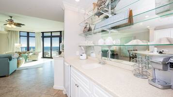 Condo, 3 Bedrooms | Interior
