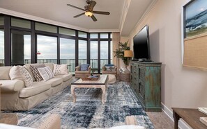 Condo, 3 quartos | Área de estar