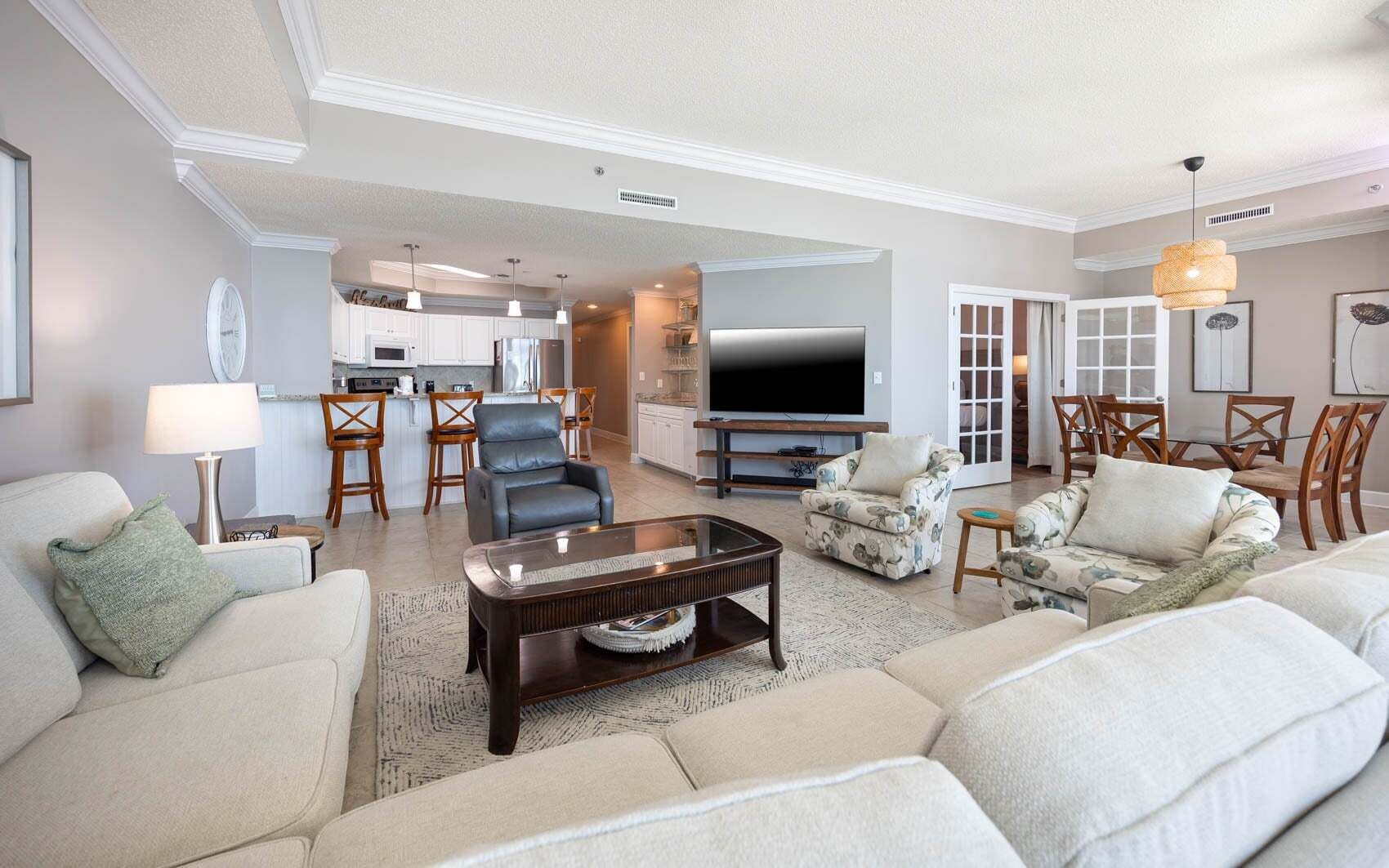 Condo, 3 Bedrooms | Living area