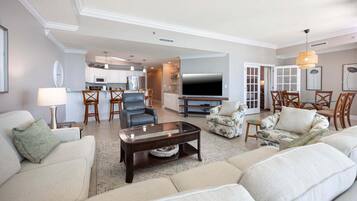 Condo, 3 Bedrooms | Living area