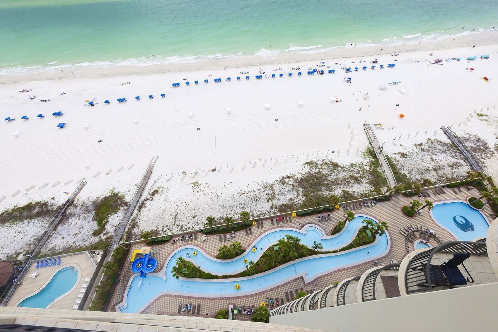 Un resort con playa, piscina y paseo marítimo.