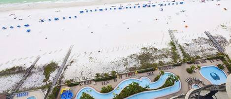 Un resort con playa, piscina y paseo marítimo.