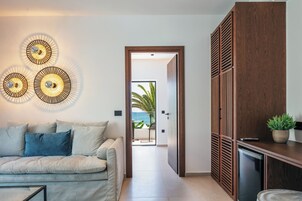 Suite junior, balcón, vistas al mar | Zona de estar